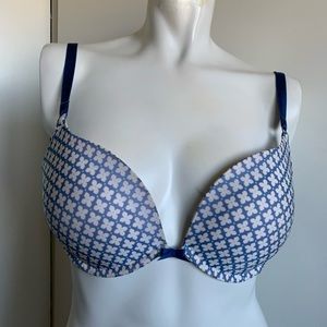 Victoria’s Secret 34D push-up underwire bra floral blue/white